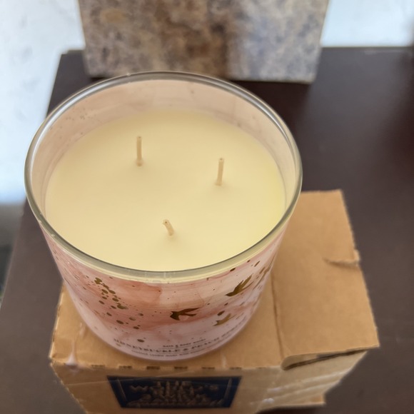 Bath & Body Works Honeysuckle &‎ Peach Spritz 3 Wick Candle 25-45 Hour Burn Time - Picture 3 of 5